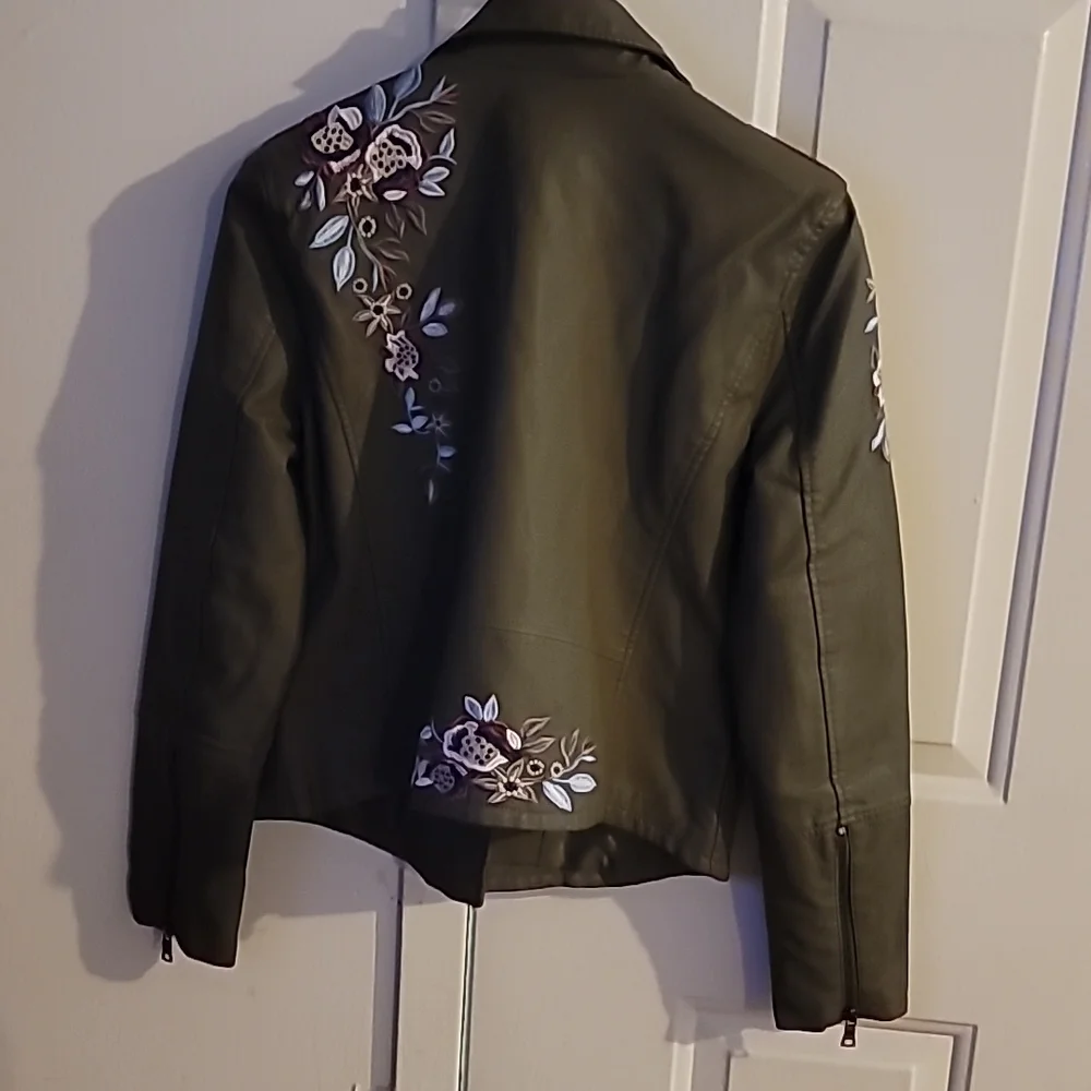 Coat - Picture 3 of 4